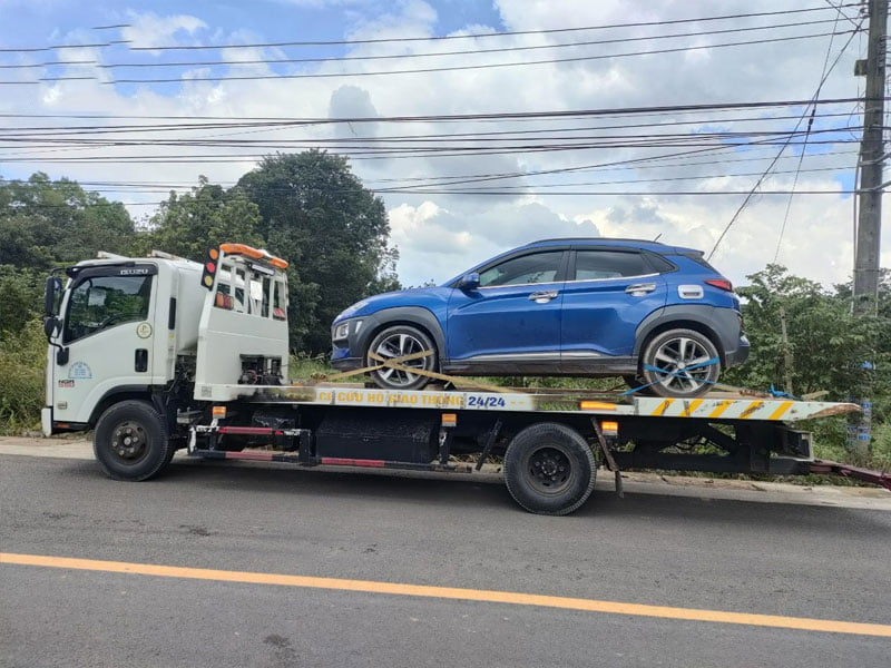 Làm gì khi xe ô tô của bạn gặp sự cố cần cứu hộ?